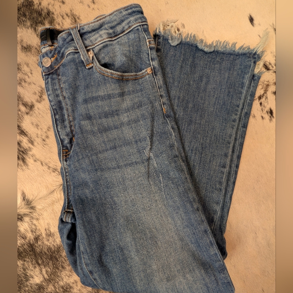 Risen High-Rise Frayed Hem Cropped Jeans